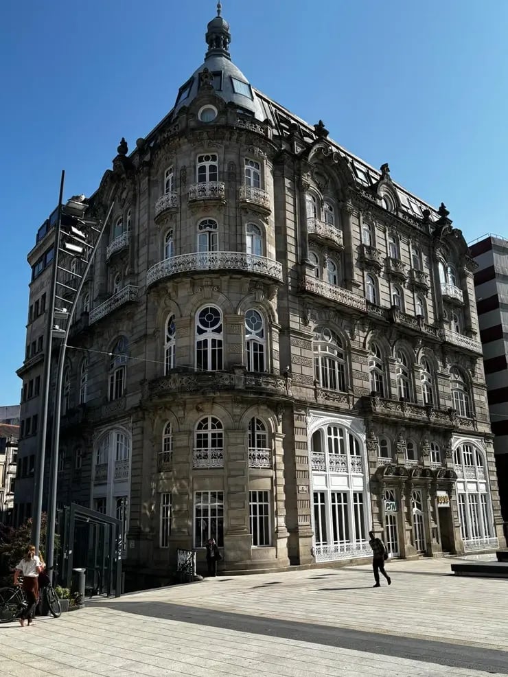 d267ee_daf914e3287046349a5daff24fa6f150~mv2